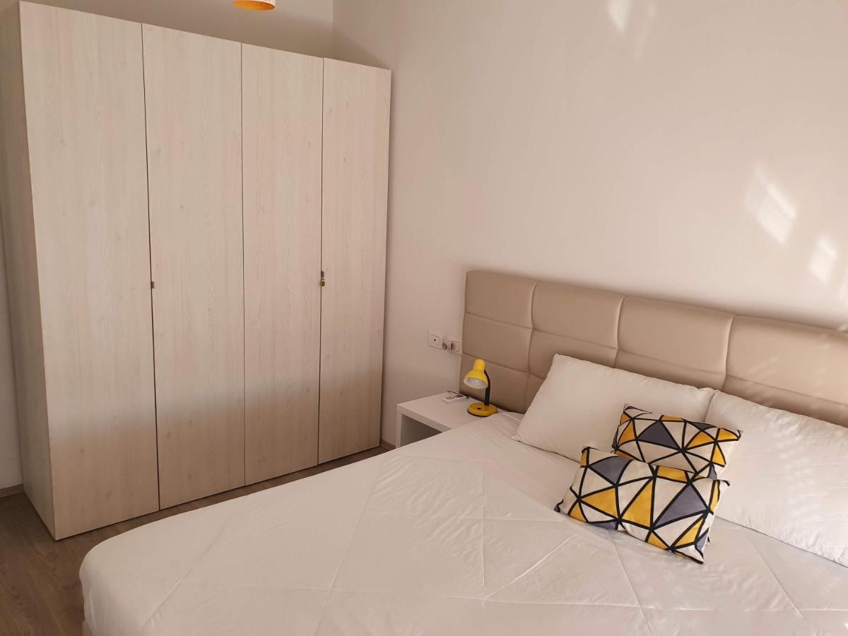 Rovena'S Apartment - Free Parking Tirana Buitenkant foto
