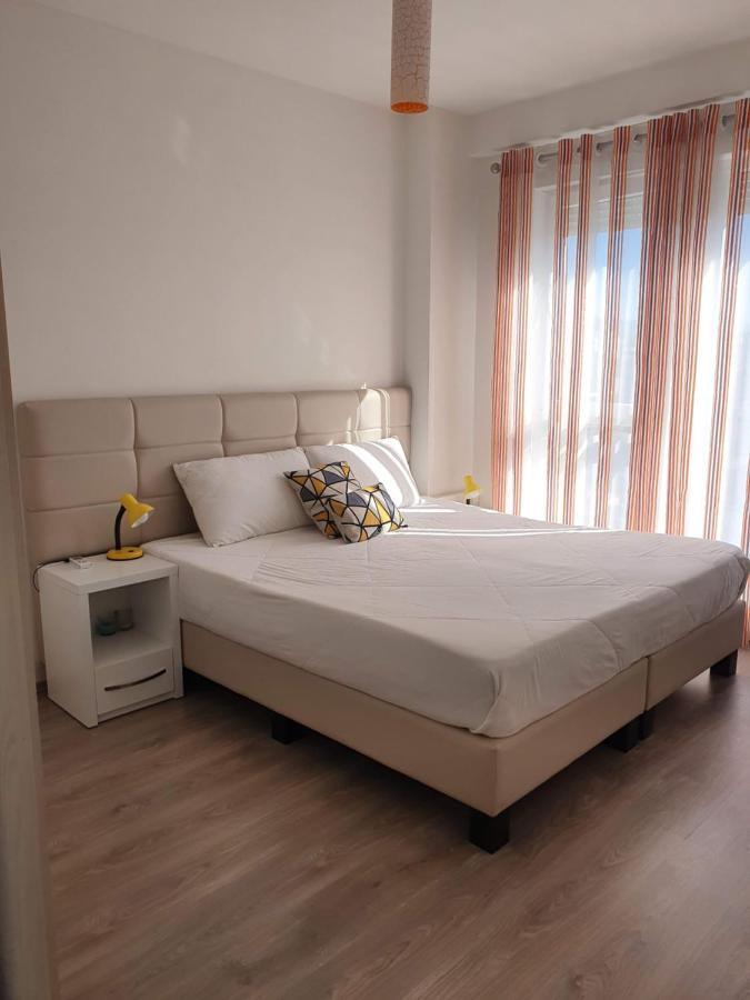 Rovena'S Apartment - Free Parking Tirana Buitenkant foto