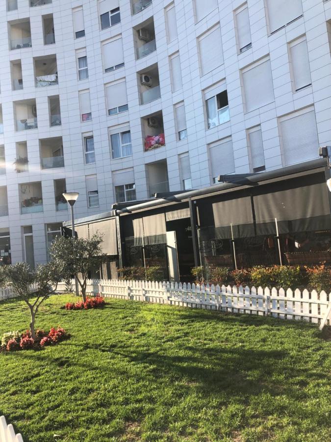 Rovena'S Apartment - Free Parking Tirana Buitenkant foto