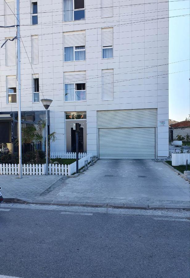 Rovena'S Apartment - Free Parking Tirana Buitenkant foto