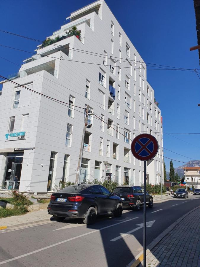 Rovena'S Apartment - Free Parking Tirana Buitenkant foto