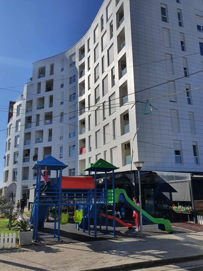 Rovena'S Apartment - Free Parking Tirana Buitenkant foto
