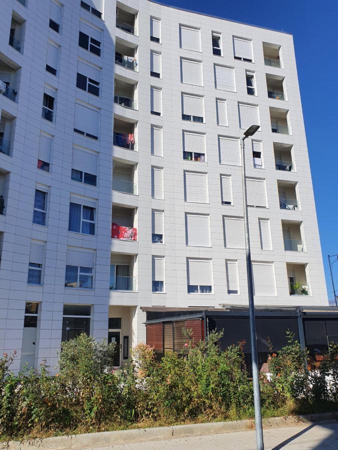 Rovena'S Apartment - Free Parking Tirana Buitenkant foto