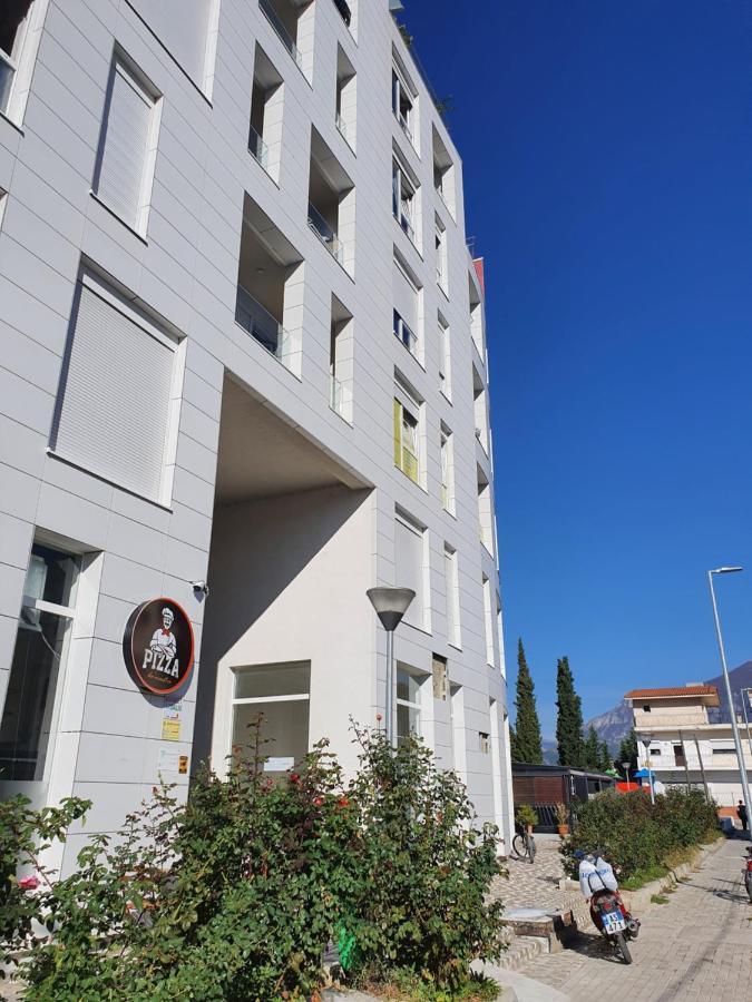 Rovena'S Apartment - Free Parking Tirana Buitenkant foto