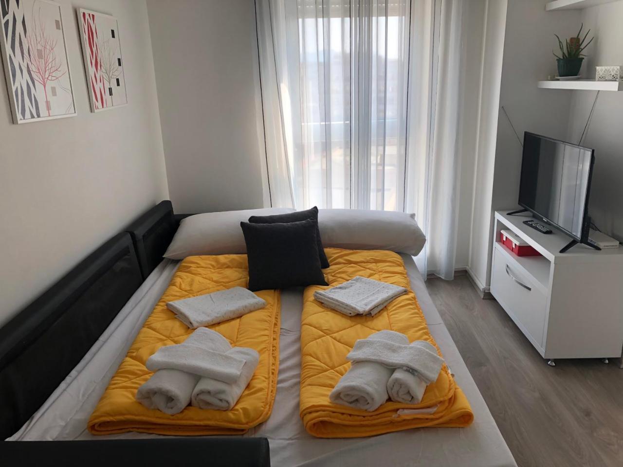 Rovena'S Apartment - Free Parking Tirana Buitenkant foto